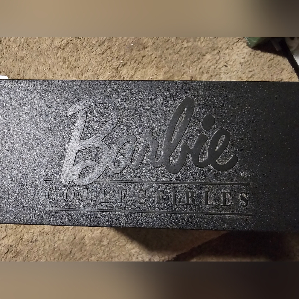 X-Files Barbie - Picture 3 of 4